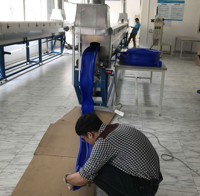 沃尔兴成功研制史上最大规格特殊颜色卡扣绝缘护套管! 沃尔兴成功研制史上最大规格特殊颜色卡扣绝缘护套管!