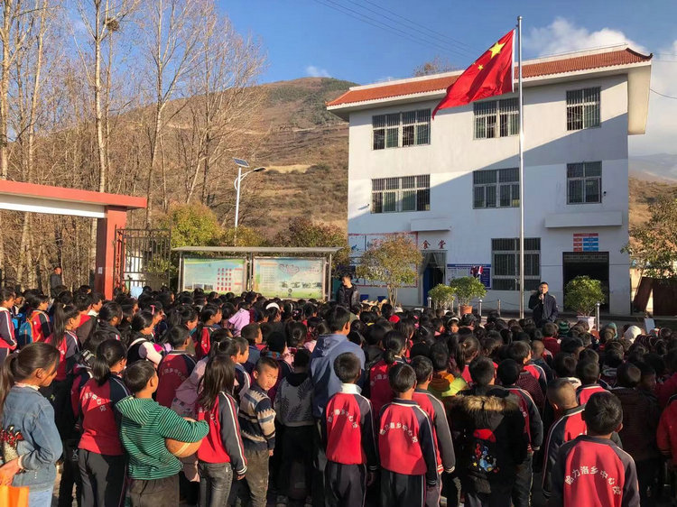 爱心棉衣 温暖在行动-----沃尔兴为山里的孩子添件御寒棉衣